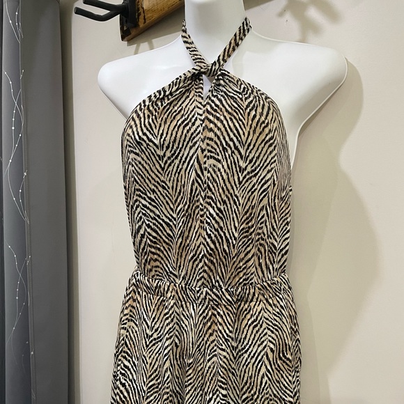 Super cute halter jumper in animal print. - Picture 2 of 8
